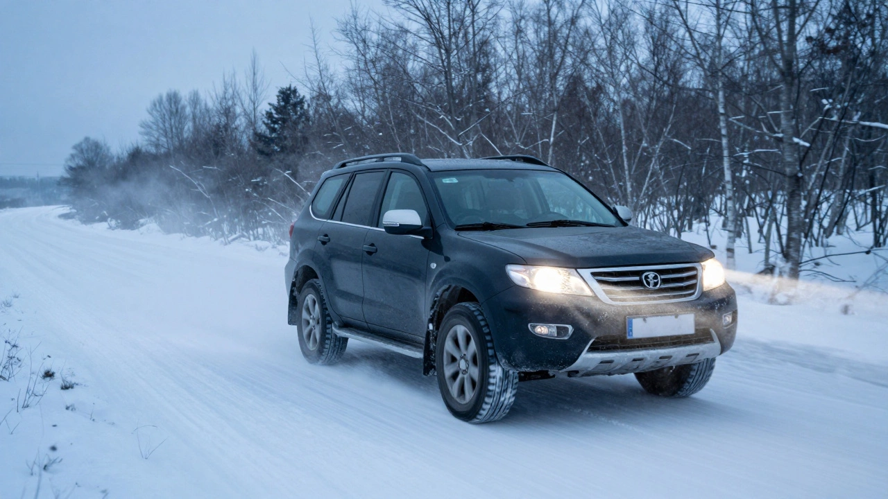 Автомобиль едет по заснеженной дороге зимой